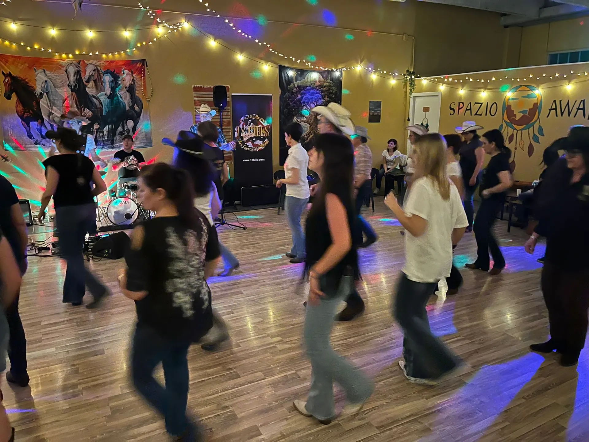 Line dance country nella sala di Spazio Awake durante una serata