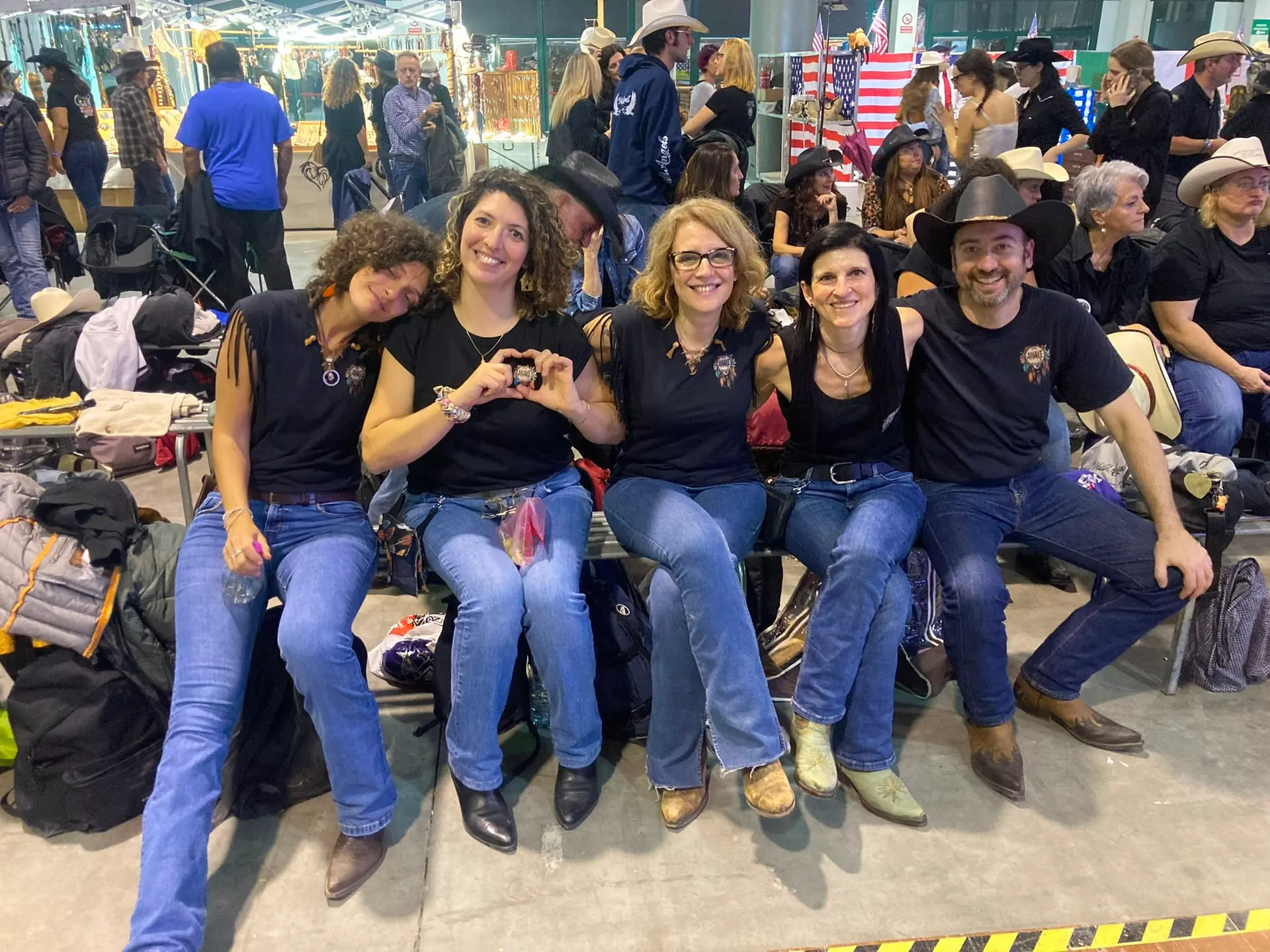 Il gruppo di Spazio Awake seduto insieme durante una trasferta
